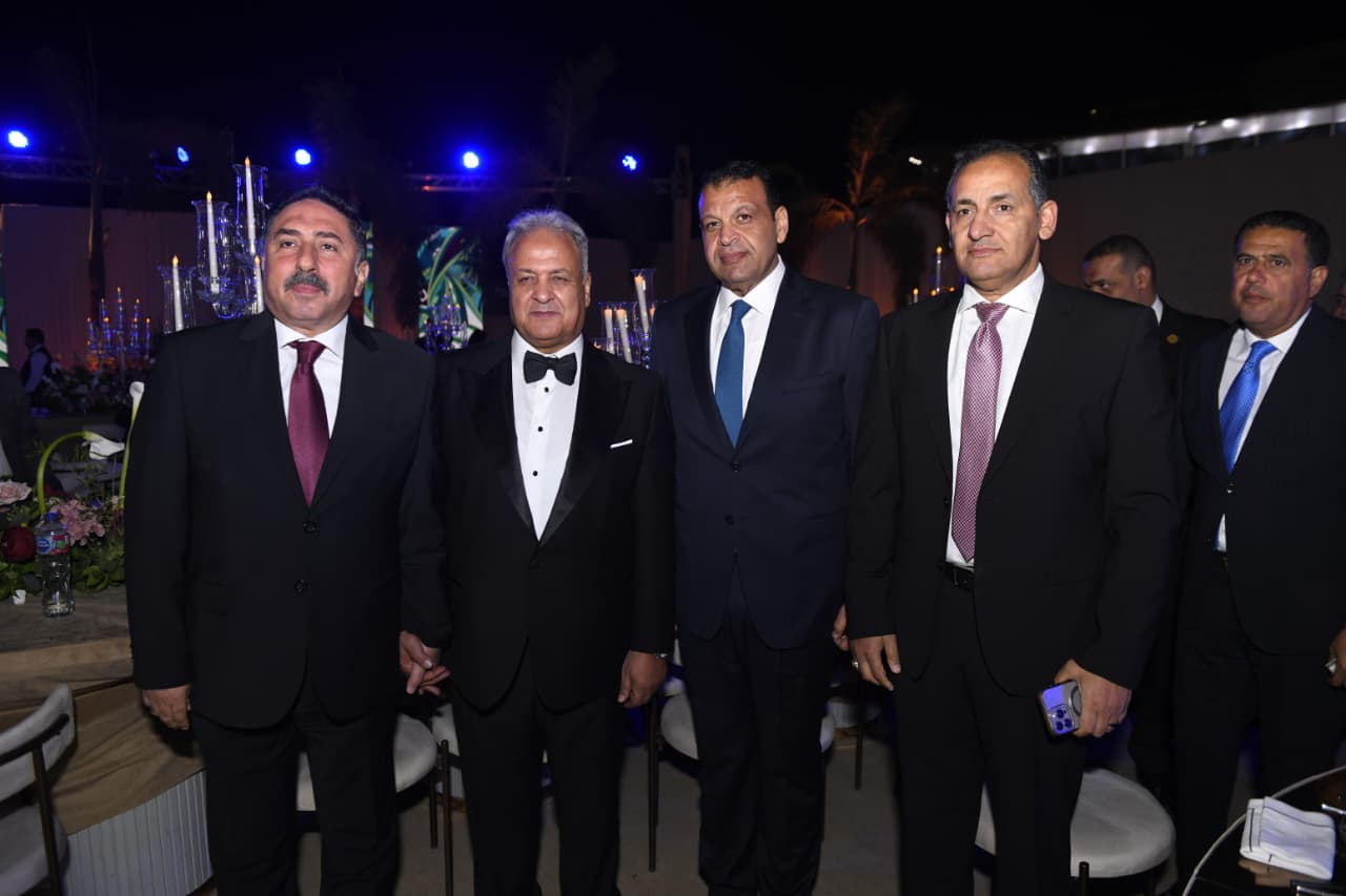 اللواء جمال عبدالباري مع ضيوفه (2)